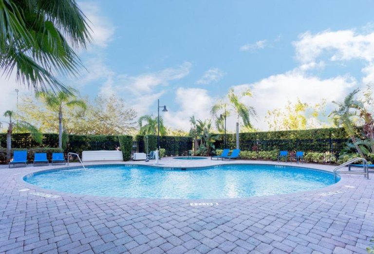 Holiday Inn Express & Suites Orlando – International Drive by IHG