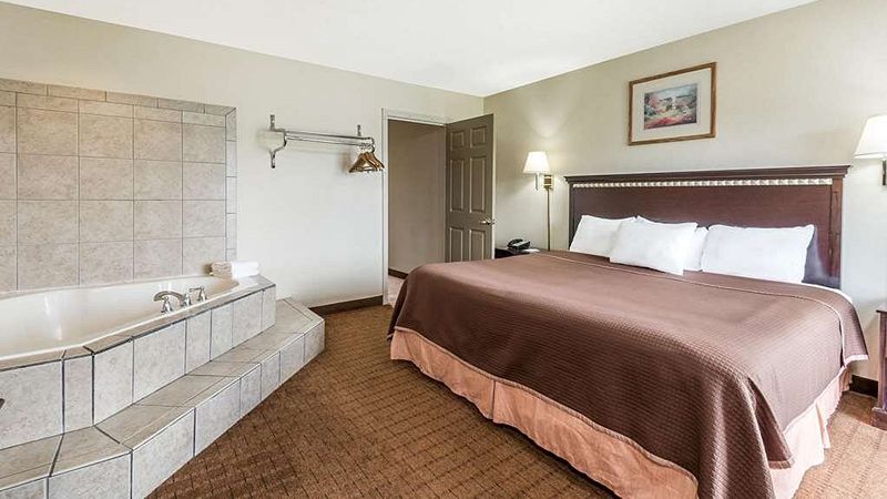 Howard Johnson by Wyndham Springfield