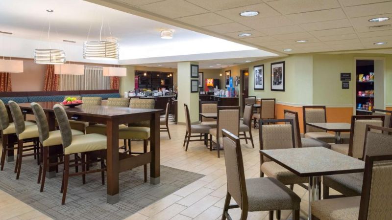 Larkspur Landing Carlisle, room with private jacuzzi, photo 4