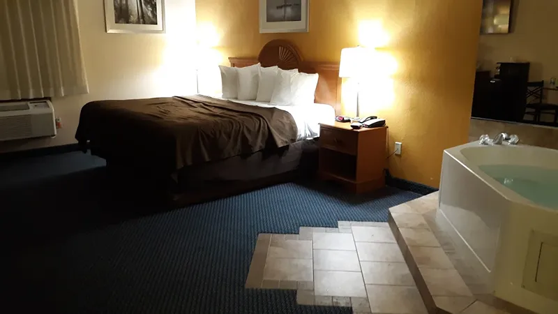 Magnuson Hotel Sand Springs – Tulsa West, room with private jacuzzi, photo 1