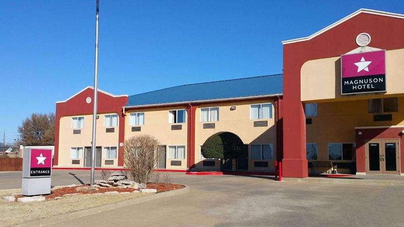 Magnuson Hotel Sand Springs – Tulsa West, room with private jacuzzi, photo 3