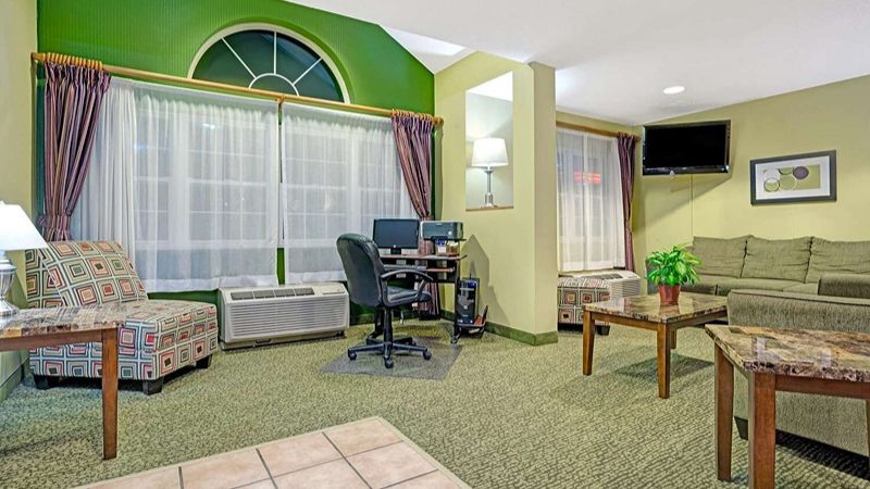 Microtel Inn & Suites by Wyndham Inver Grove Heights, room with private jacuzzi, photo 3