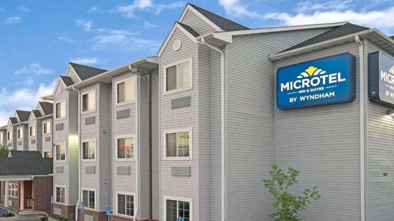 Microtel Inn & Suites by Wyndham Inver Grove Heights, room with private jacuzzi, photo 4