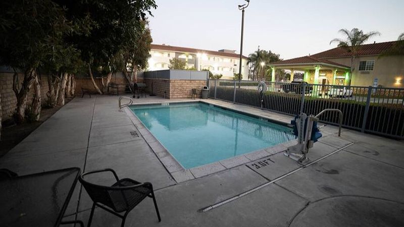 Mid City Inn and Suites, room with private jacuzzi, photo 6