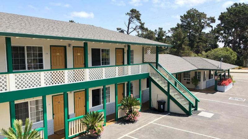 Monterey Pines Inn, room with private jacuzzi, photo 5