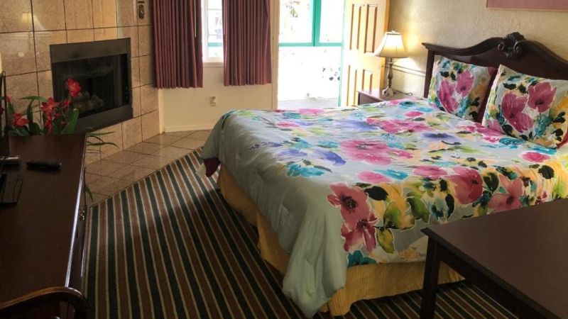 Monterey Pines Inn, room with private jacuzzi, photo 3