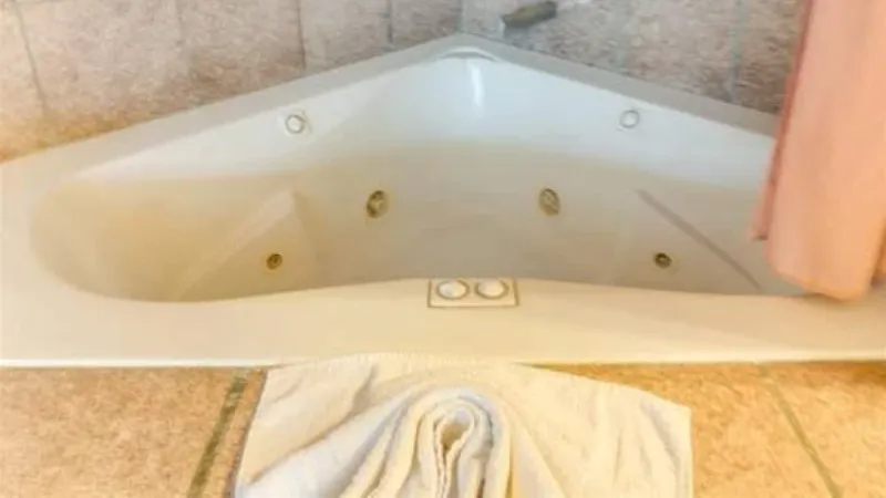 Monterey Pines Inn, room with private jacuzzi, photo 1
