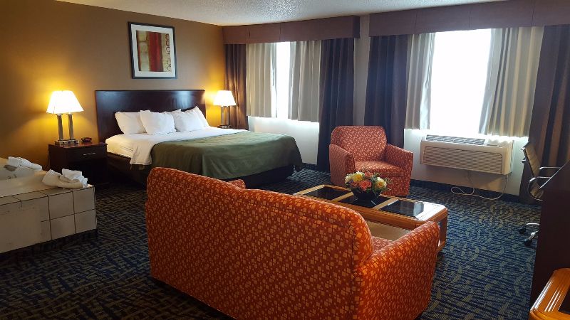 Quality Inn Ozark-Springfield South, room with private jacuzzi, photo 3