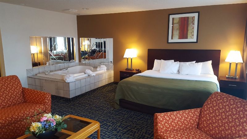 Quality Inn Ozark-Springfield South, room with private jacuzzi, photo 2