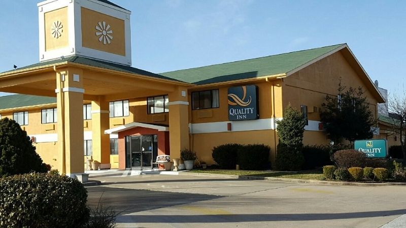 Quality Inn Ozark-Springfield South, room with private jacuzzi, photo 8