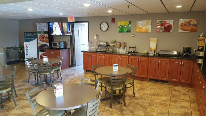 Quality Inn Ozark-Springfield South, room with private jacuzzi, photo 7