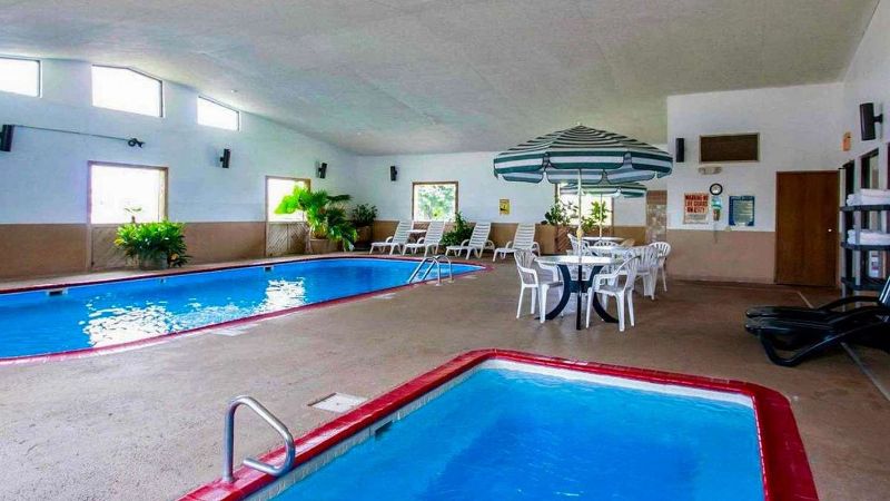 Quality Inn Ozark-Springfield South, room with private jacuzzi, photo 6