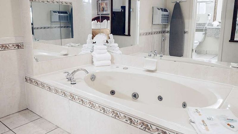 Quality Inn & Suites Airport, room with private jacuzzi, photo 1