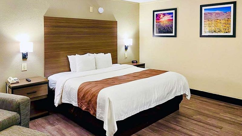 Quality Inn & Suites Airport, room with private jacuzzi, photo 2