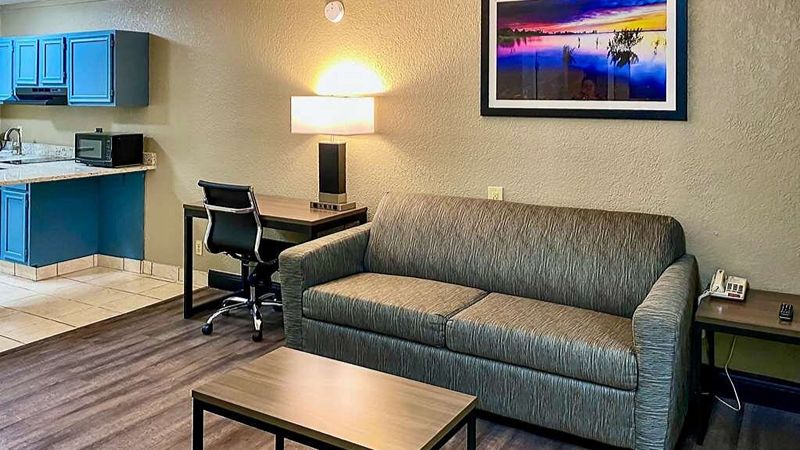 Quality Inn & Suites Airport, room with private jacuzzi, photo 4