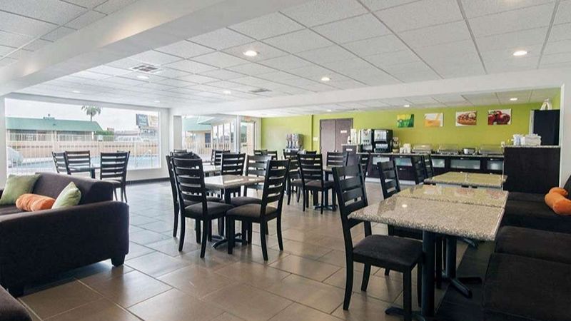 Quality Inn & Suites Airport, room with private jacuzzi, photo 5