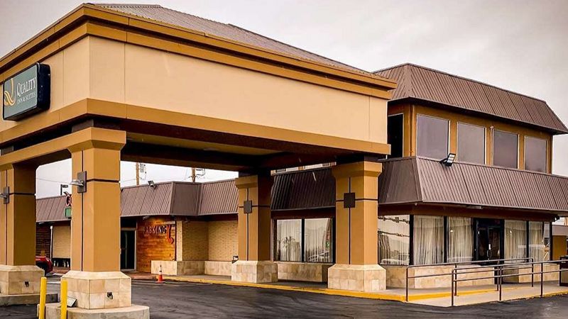 Quality Inn & Suites Airport, room with private jacuzzi, photo 6