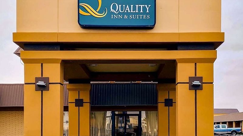 Quality Inn & Suites Airport, room with private jacuzzi, photo 7