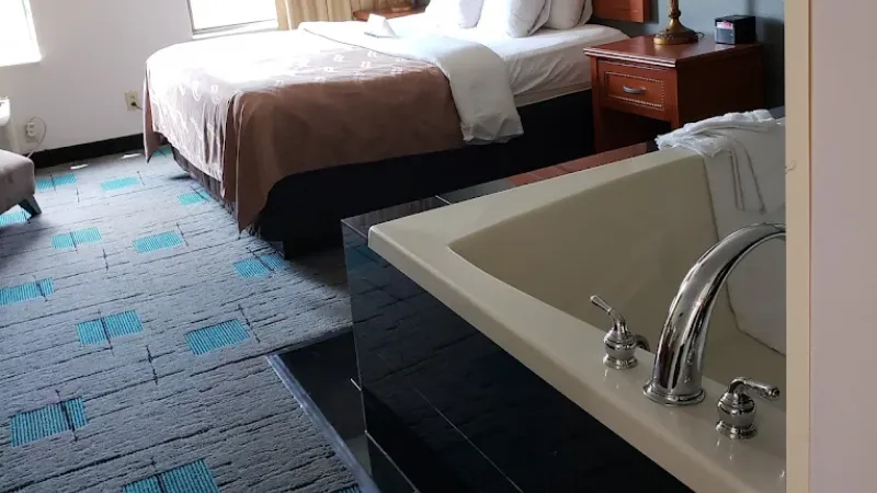 Quality Inn & Suites Chattanooga West near Lookout Mountain, room with private jacuzzi, photo 2