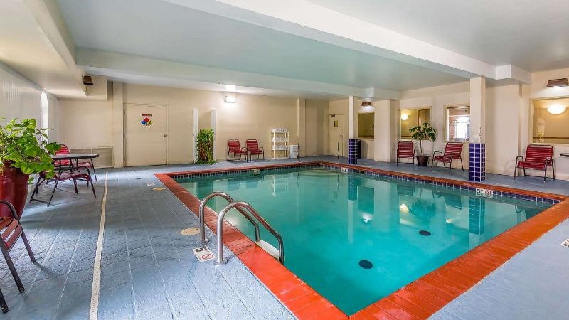 Quality Inn & Suites Chesterfield Village, room with private jacuzzi, photo 6