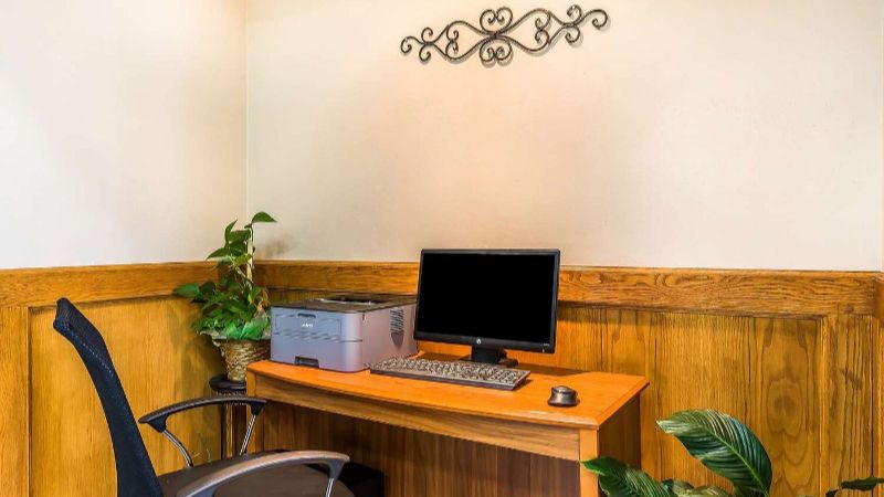 Quality Inn & Suites Chesterfield Village, room with private jacuzzi, photo 4