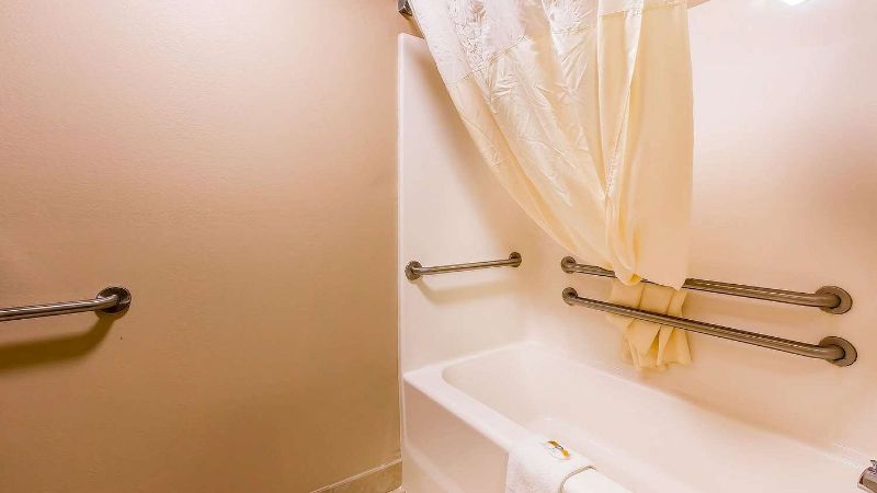 Quality Inn & Suites Chesterfield Village, room with private jacuzzi, photo 3