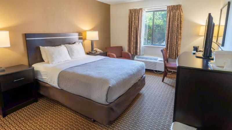 Quality Inn & Suites Sun Prairie, room with private jacuzzi, photo 1