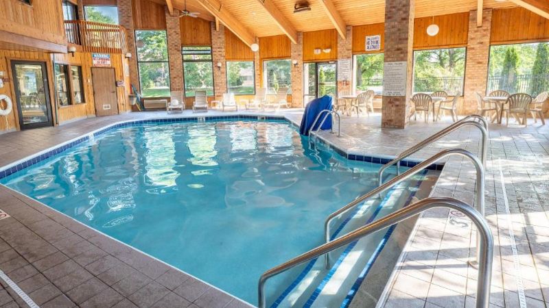 Quality Inn & Suites Sun Prairie, room with private jacuzzi, photo 3