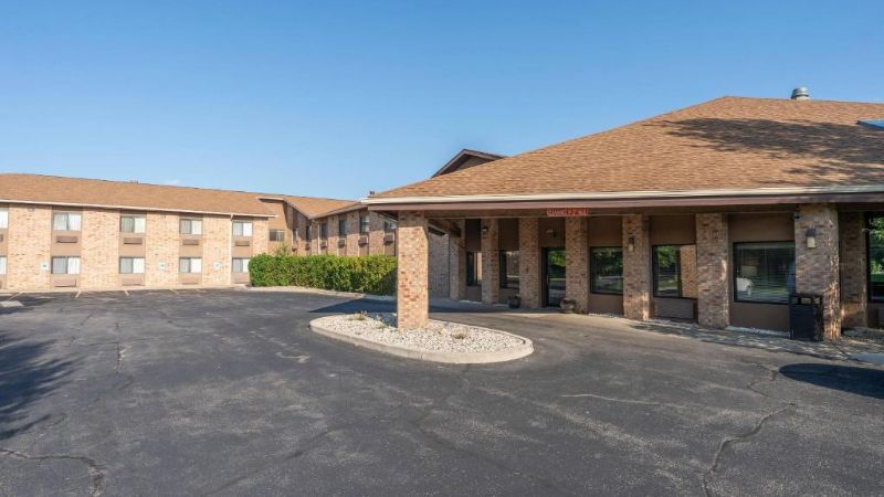 Quality Inn & Suites Sun Prairie, room with private jacuzzi, photo 6