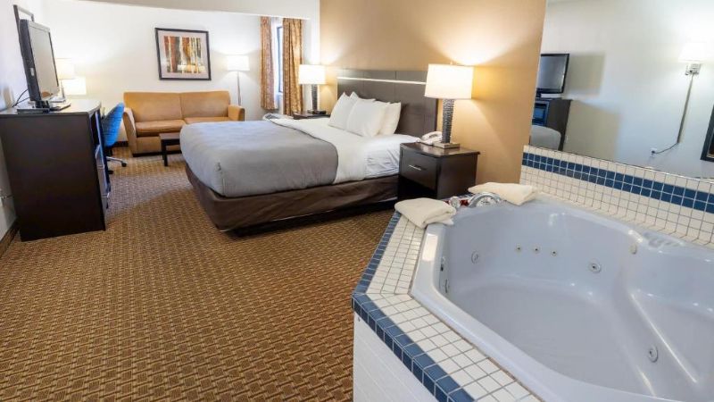 Quality Inn & Suites Sun Prairie, room with private jacuzzi, photo 7