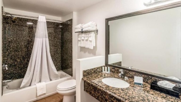 Quality Inn & Suites near Downtown Bakersfield