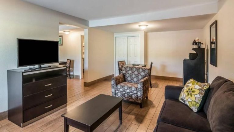 Quality Inn & Suites near Downtown Bakersfield