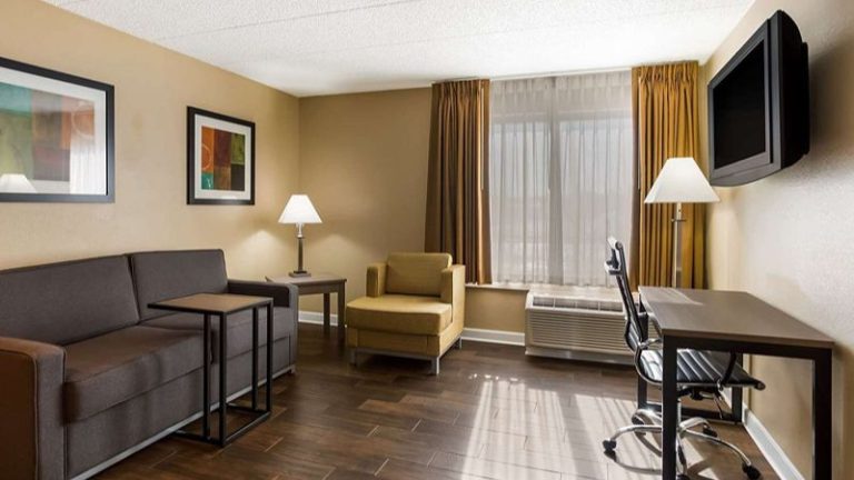 Quality Suites Milwaukee Airport