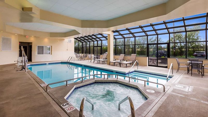 Quality Suites Milwaukee Airport, room with private jacuzzi, photo 6