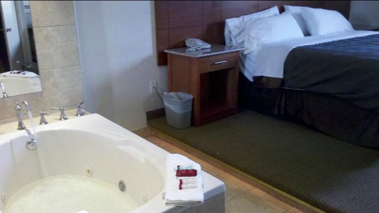 Ramada by Wyndham Rockville Centre
