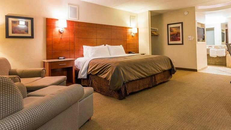 Ramada by Wyndham Rockville Centre