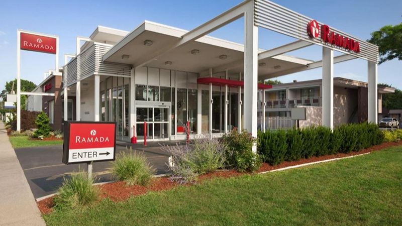 Ramada by Wyndham Rockville Centre, room with private jacuzzi, photo 6