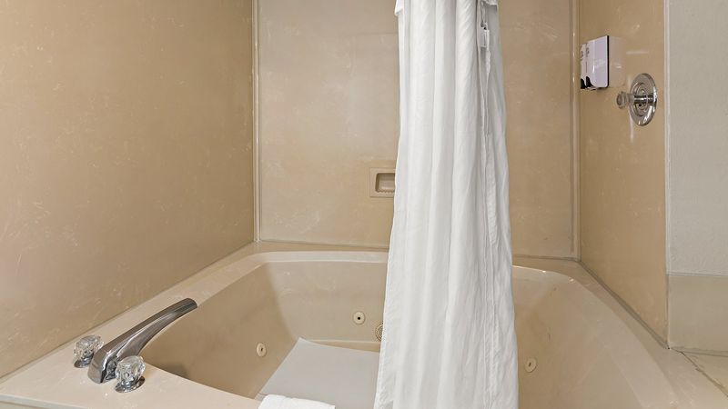 Red Roof Inn & Suites Monroe, NC, room with private jacuzzi, photo 1