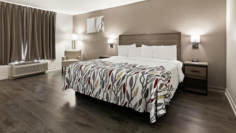 Red Roof Inn & Suites Monroe, NC, room with private jacuzzi, photo 2