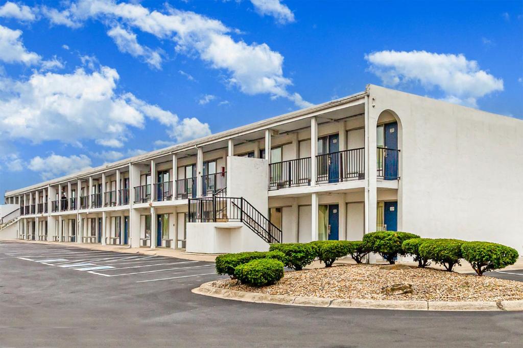 Relax Inn By Oyo Columbus Oh I 70, room with private jacuzzi, photo 5