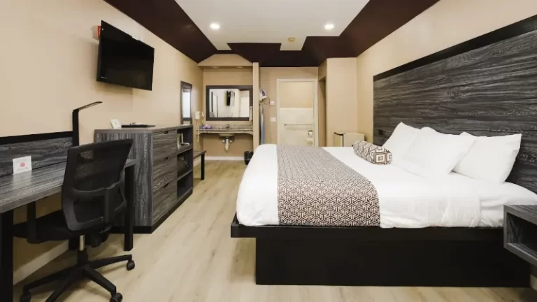Sapphire Inn & Suites