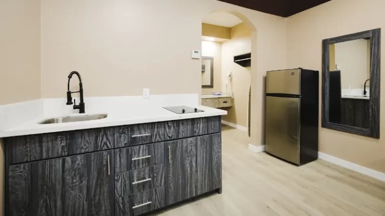 Sapphire Inn & Suites