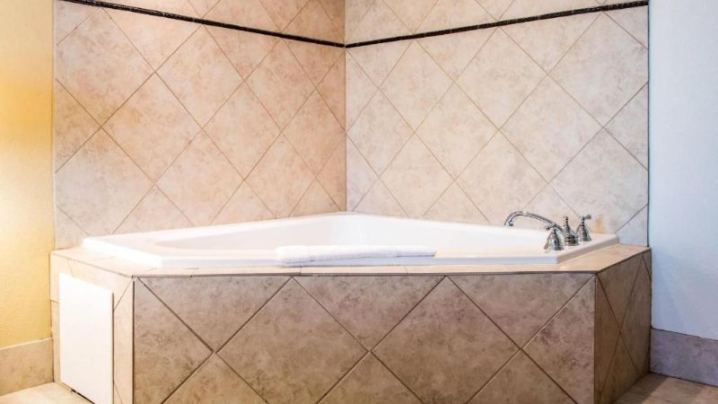 Sleep Inn & Suites Pooler, room with private jacuzzi, photo 2