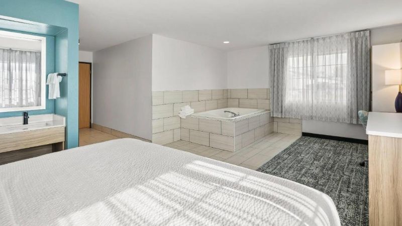Sleep Inn & Suites Verona - Madison Southwest, room with private jacuzzi, photo 5