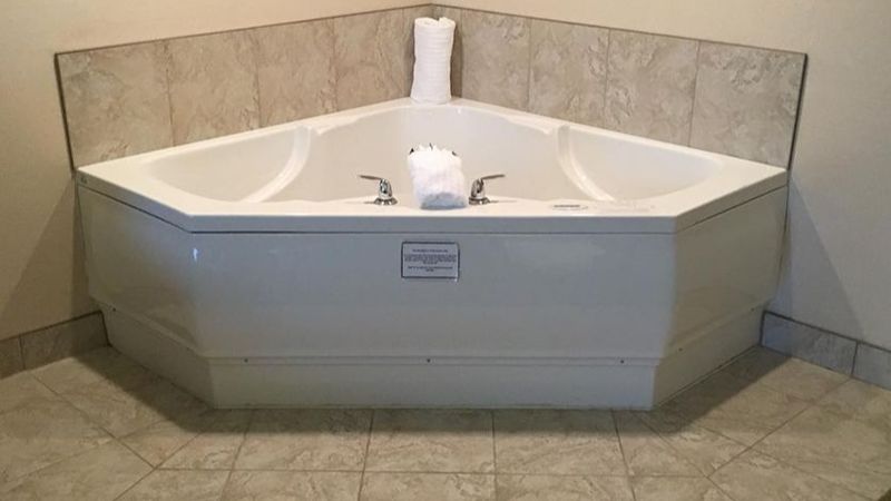 St. Albert Inn & Suites, room with private jacuzzi, photo 1