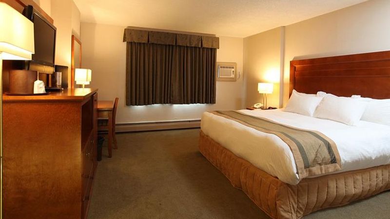 St. Albert Inn & Suites, room with private jacuzzi, photo 2