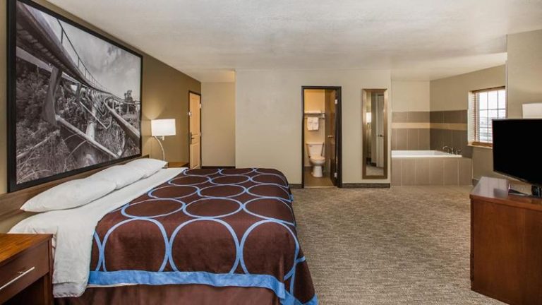Super 8 by Wyndham Altoona
