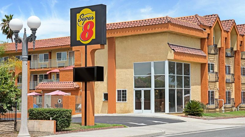 Super 8 by Wyndham Cypress Buena Park Area, room with private jacuzzi, photo 6