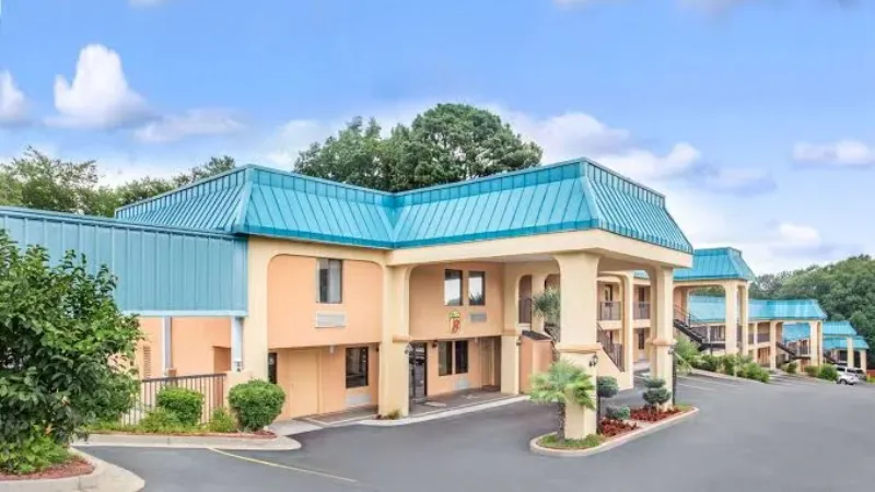 Super 8 by Wyndham Forest Park, room with private jacuzzi, photo 1