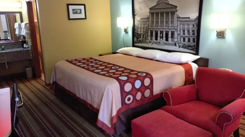 Super 8 by Wyndham Forest Park, room with private jacuzzi, photo 3